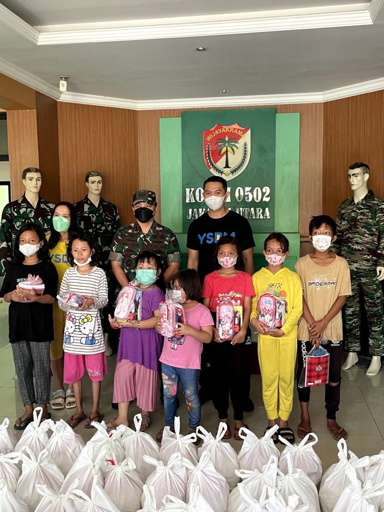TNI Salurkan Bantuan Sosial  kepada YSBM untuk Rumah Belajar dan Warga Kurang Mampu