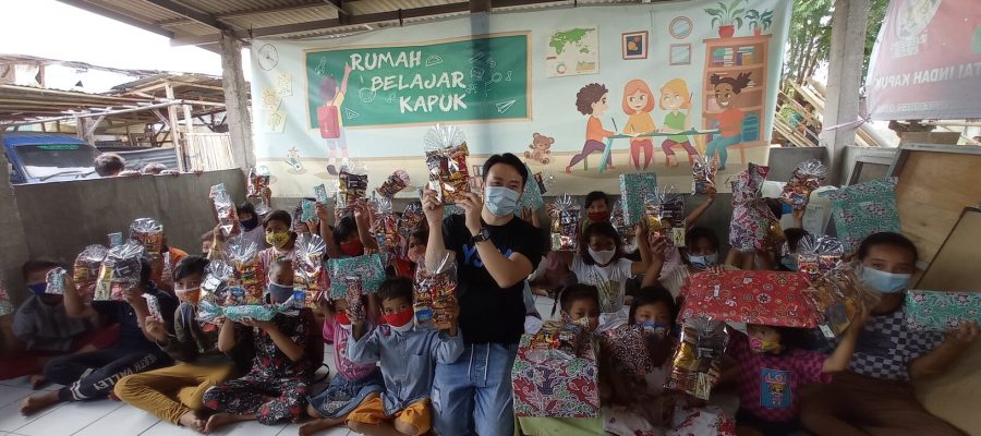 Pembina YSBM, Peter Shearer memberikan hadiah dari para donatur kepada 140 anak di Rumah Belajar Kapuk